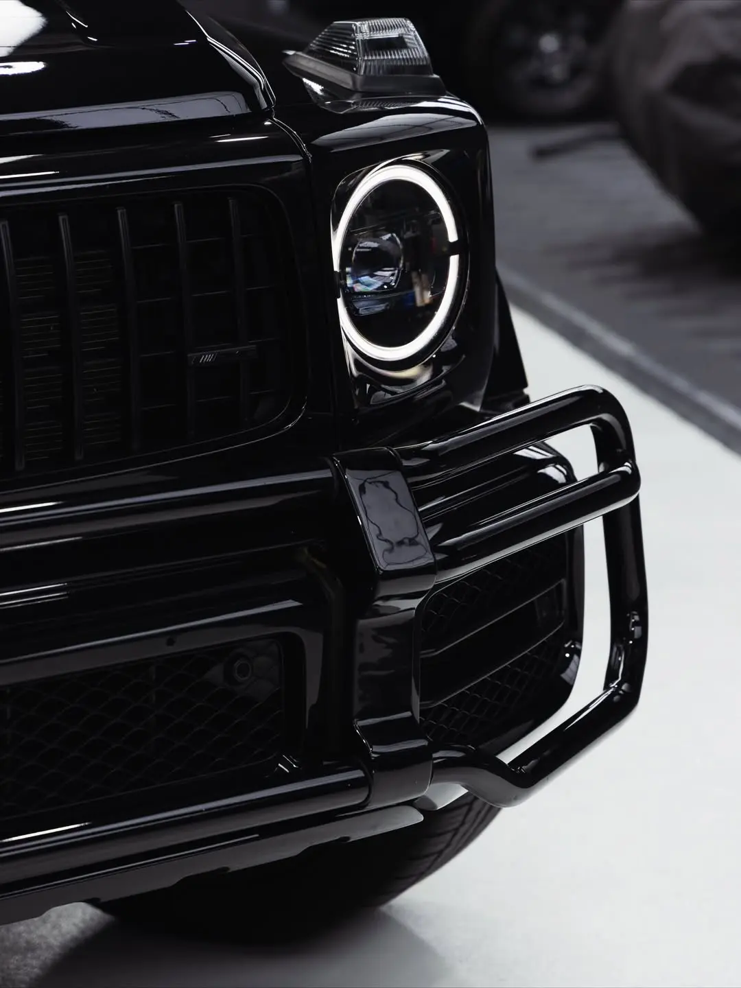 Mercedes-AMG G63, the headlight and bull bar.