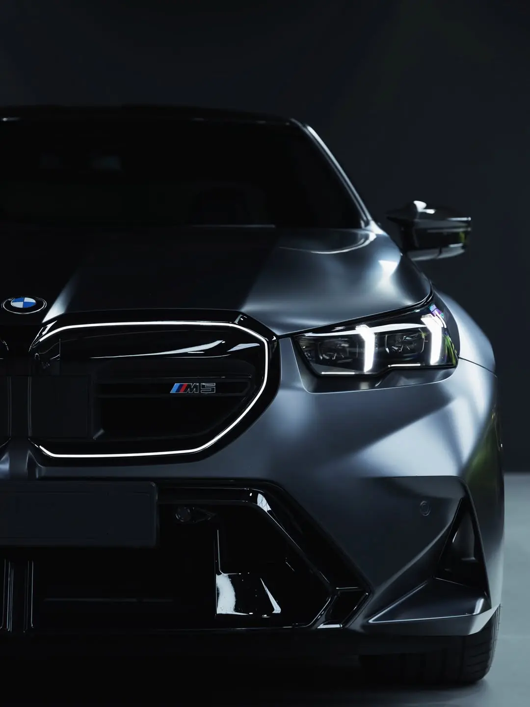 BMW M5, the front quarter and grille.
