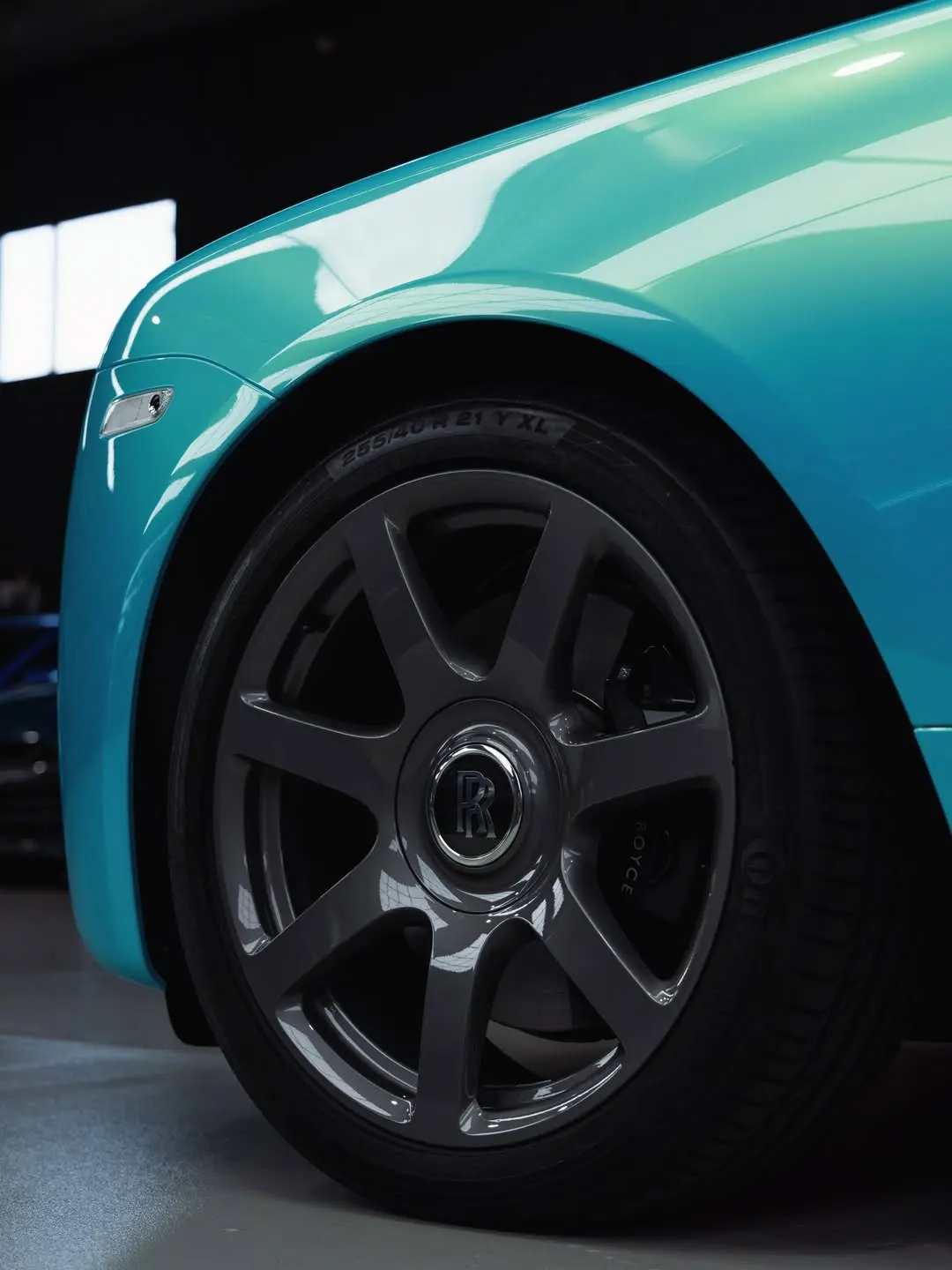 Rolls-Royce Wraith, the front wheel and arch.
