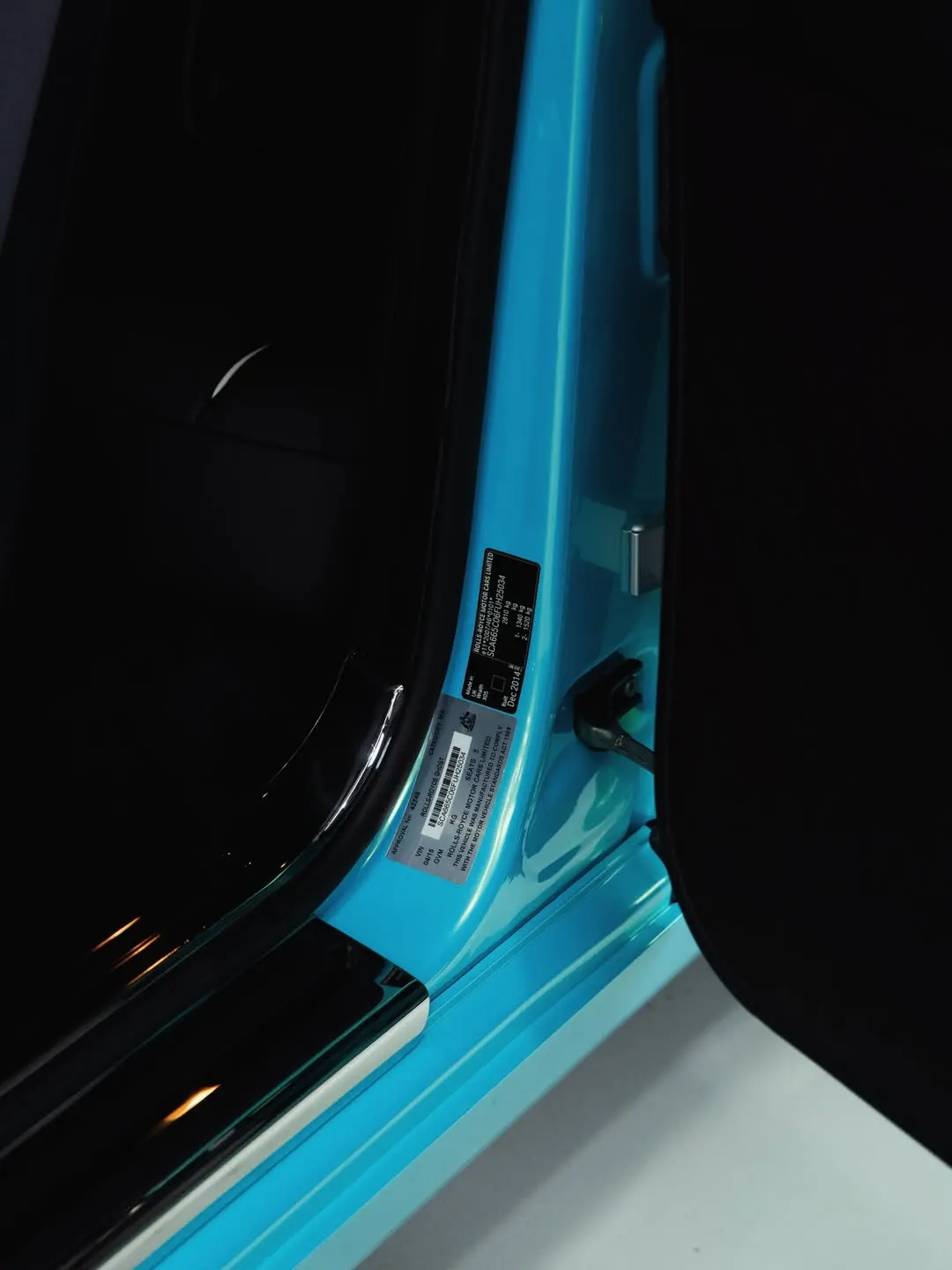 Rolls-Royce Wraith, a door jamb.
