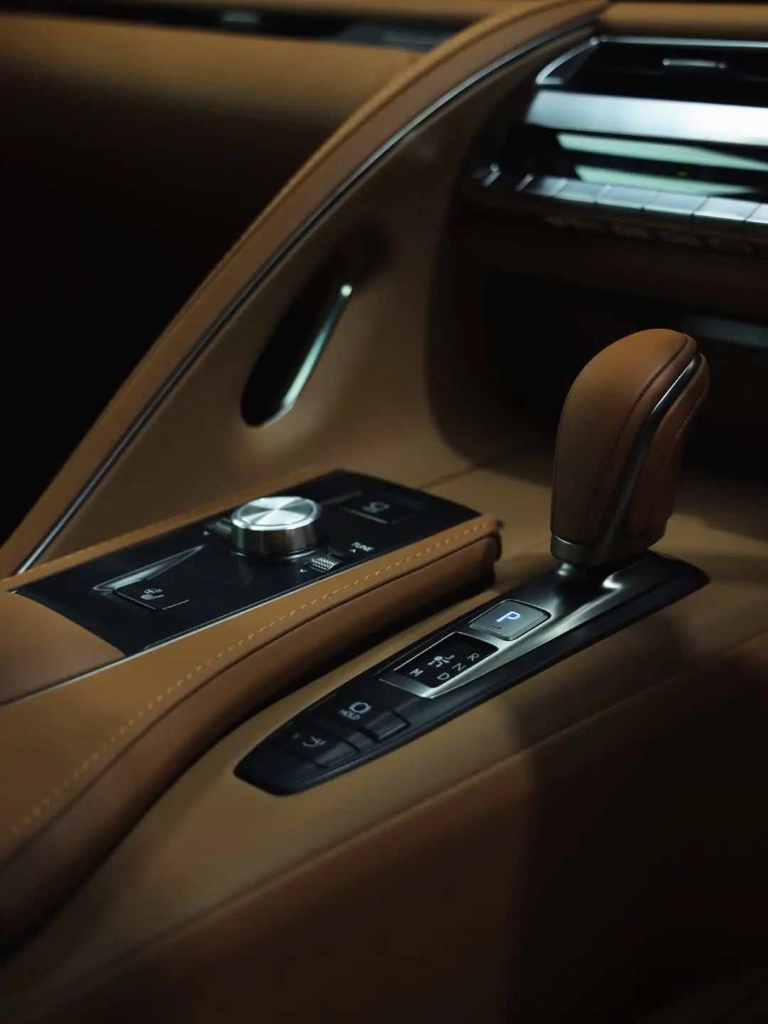 Lexus LC500, the centre console.