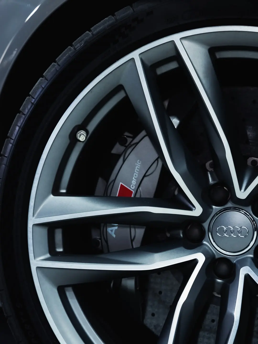 Audi RS6, the front wheel and brake caliper.