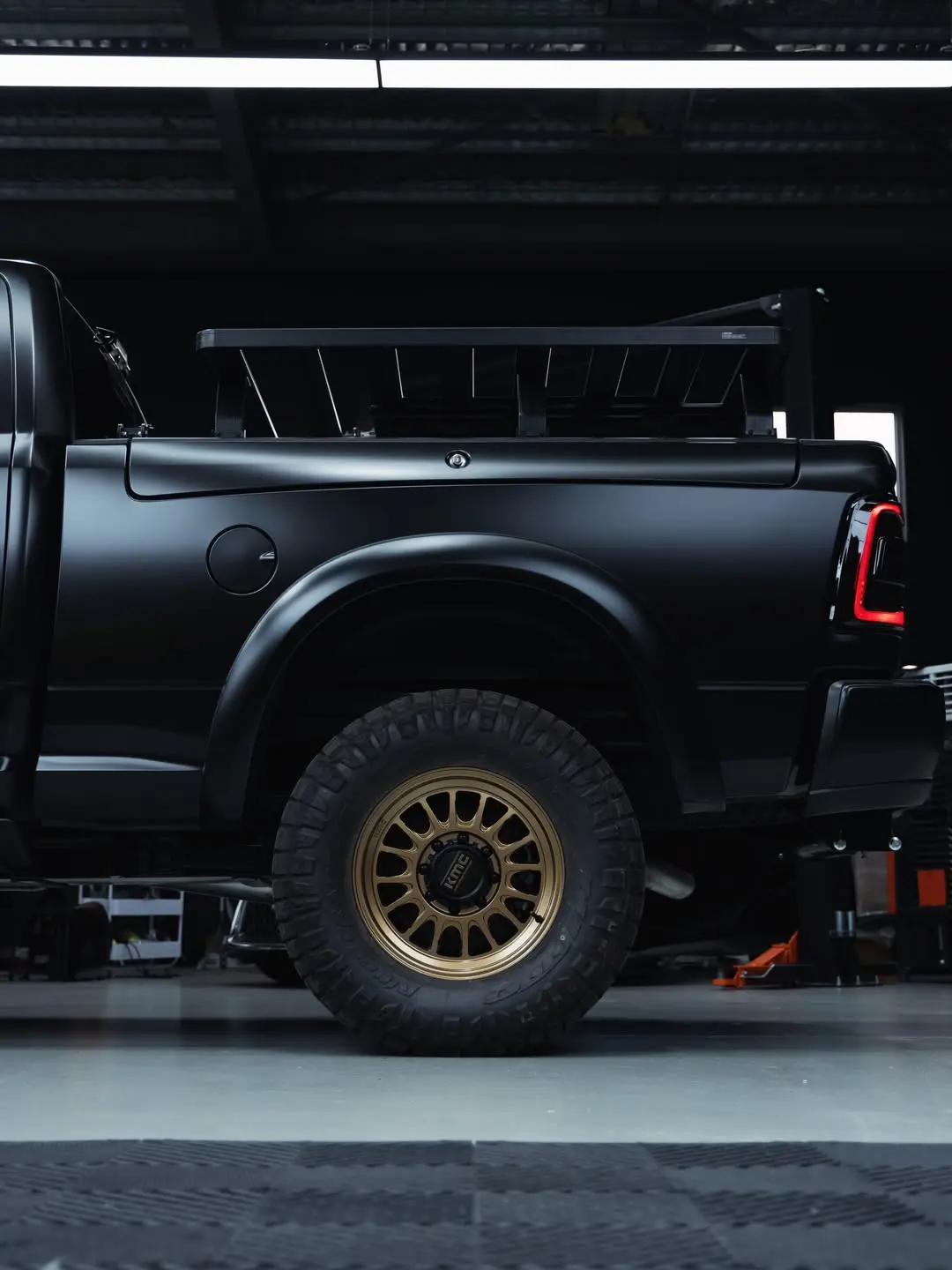 RAM 2500 Heavy Duty, the rear tray and wheel.