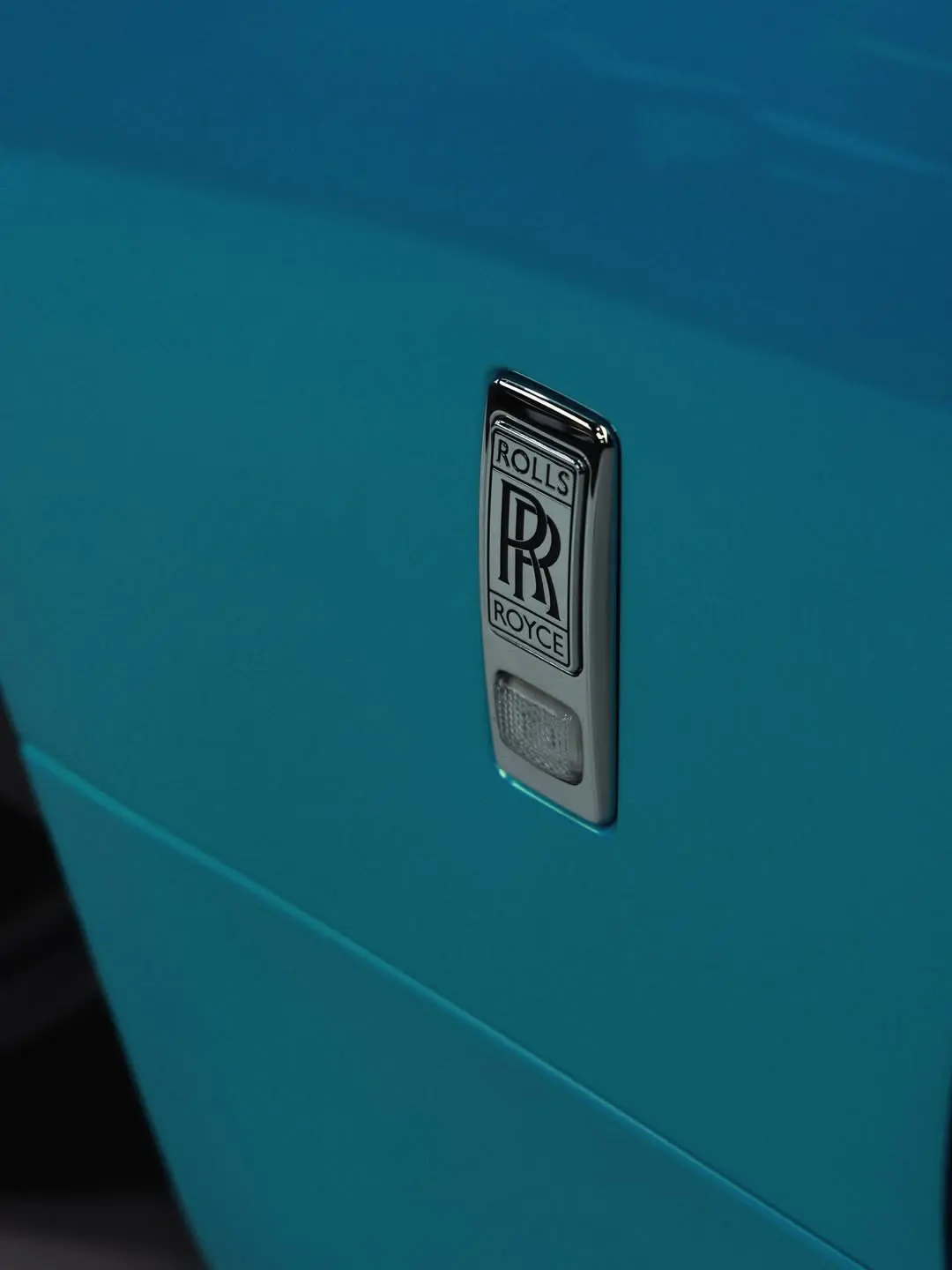 Rolls-Royce Wraith, the badge on the bonnet.