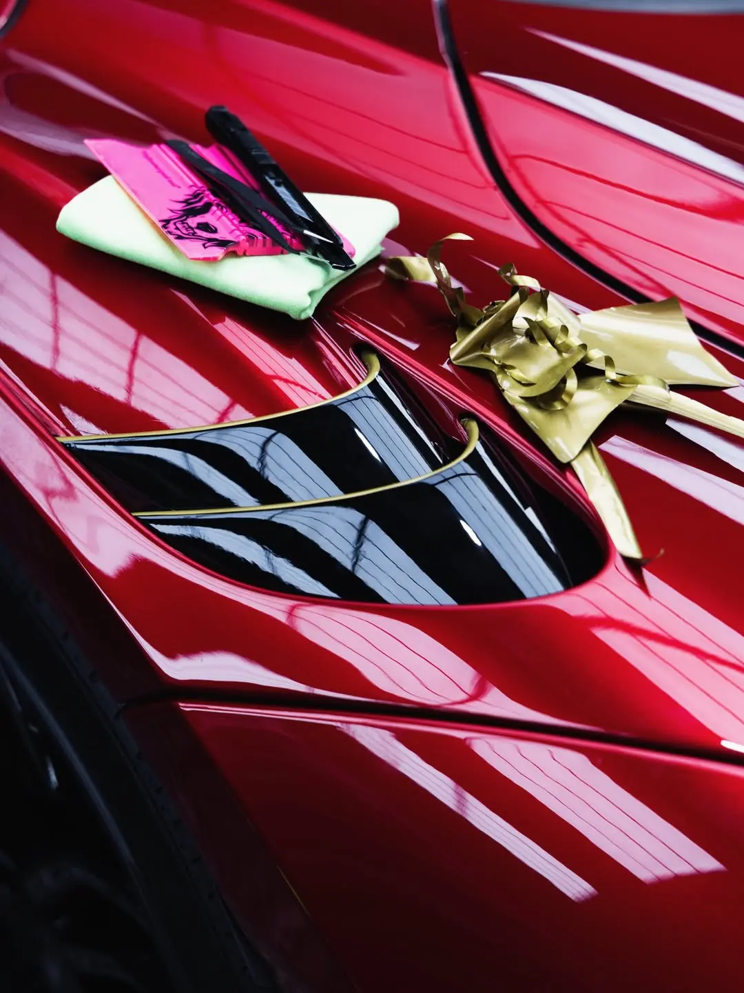 McLaren 750S, the gold line being laid on the bonnet.