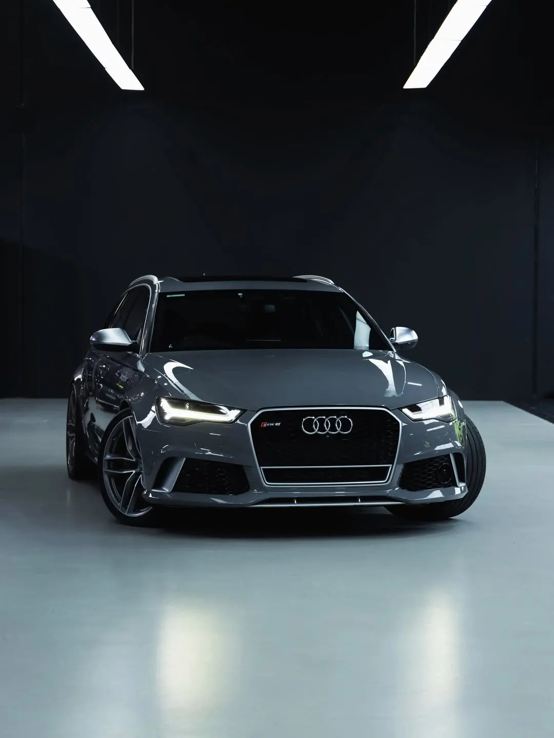 Audi RS6, the front of the car in the showroom.