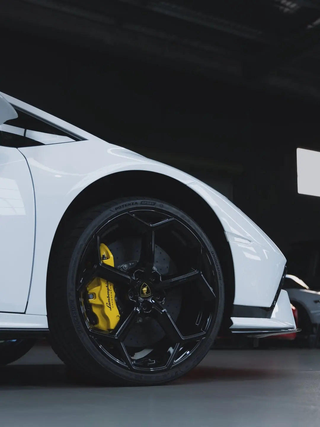 Lamborghini Huracán Tecnica, the front wheel and arch.