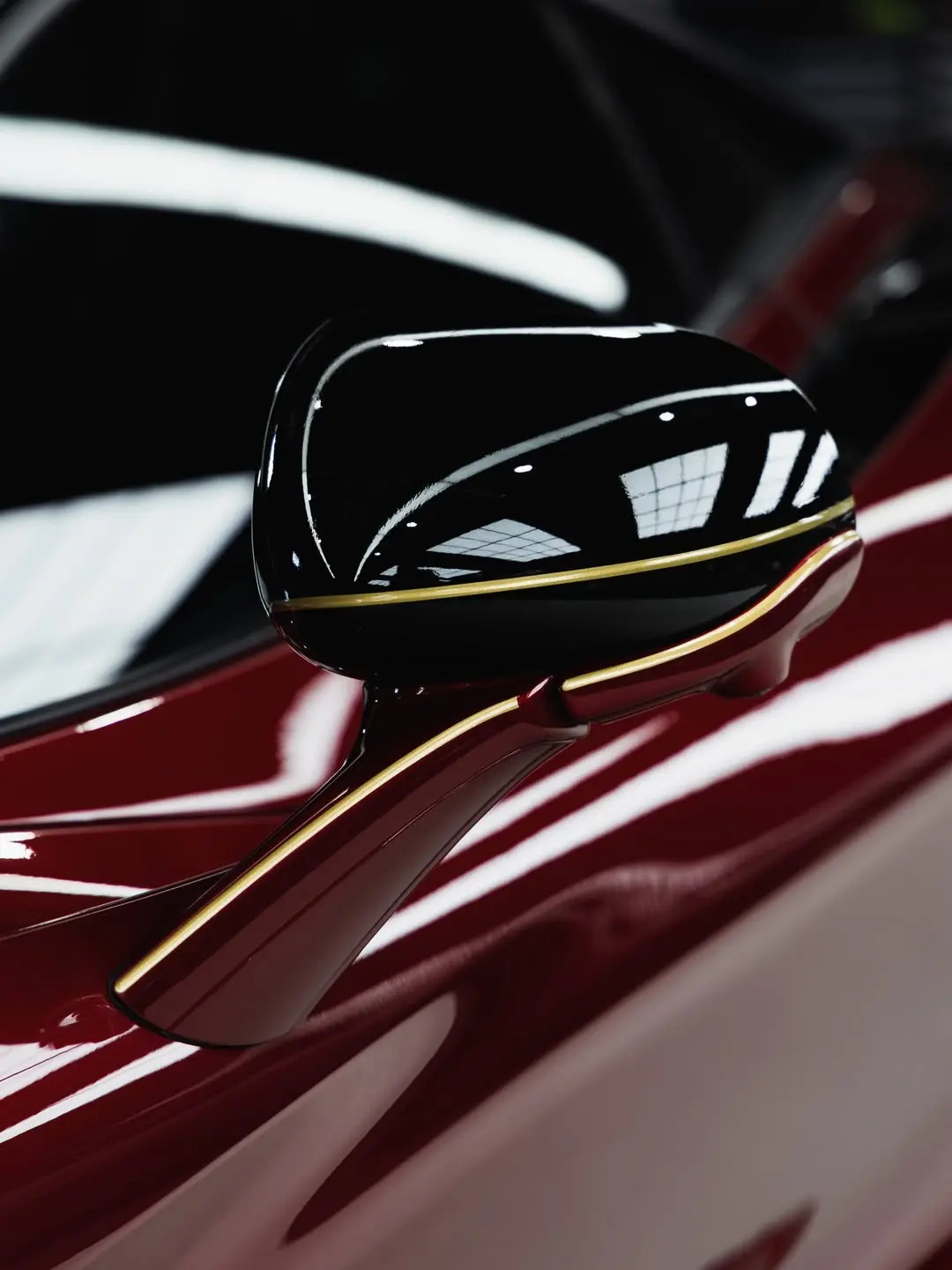 McLaren 750S, the mirror and gold line.