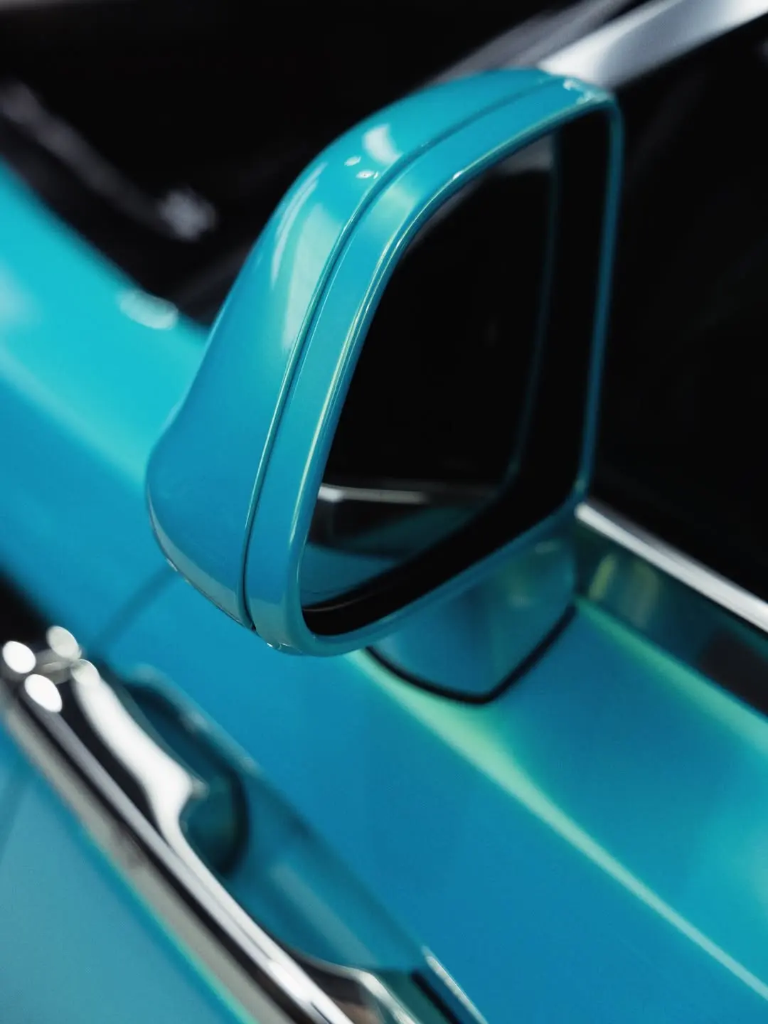 Rolls-Royce Wraith, the mirror close up.