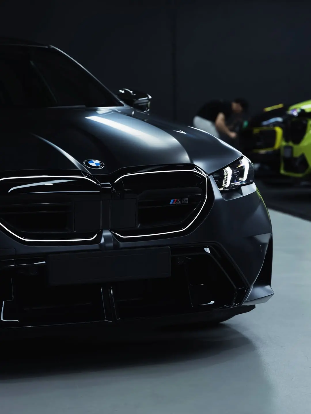 BMW M5, the front of the car in the workshop.