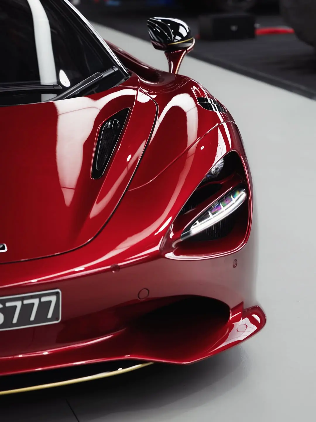 McLaren 750S, the front quarter and mirror.