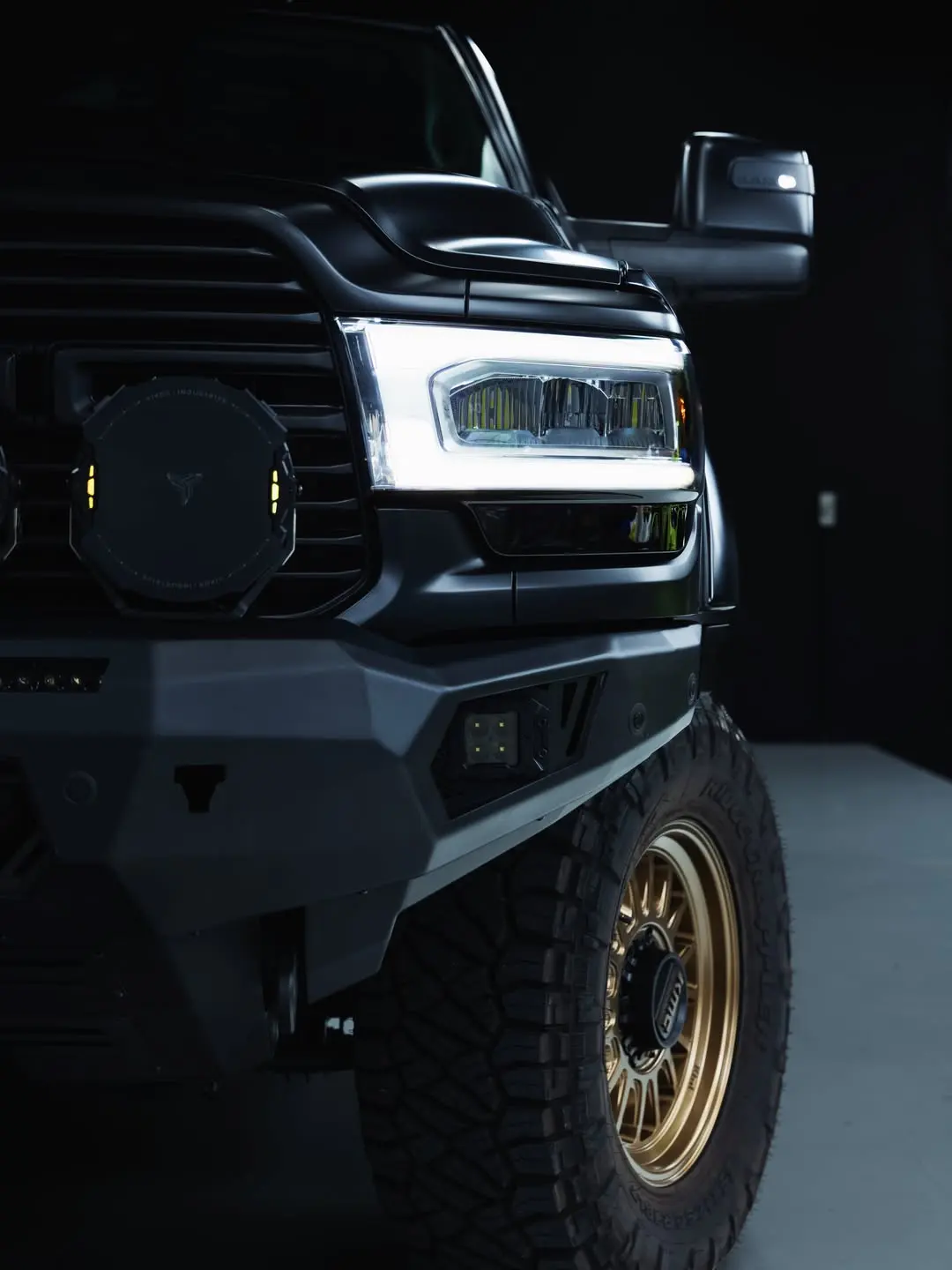 RAM 2500 Heavy Duty, the grille and driving lights.