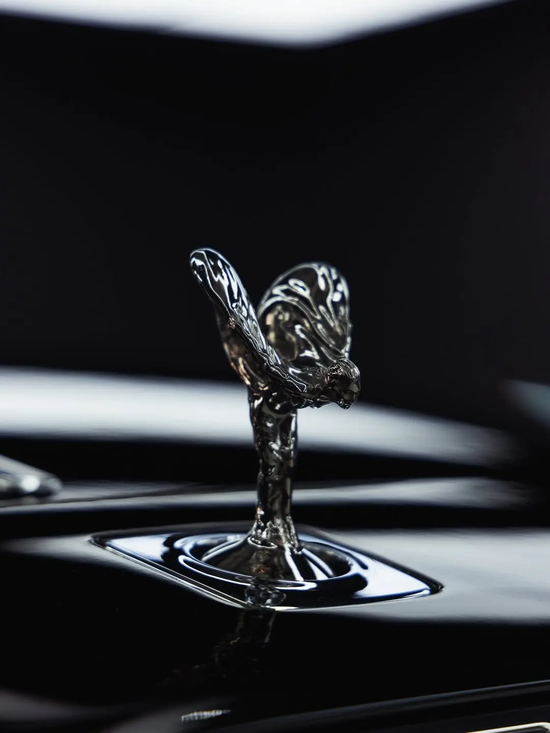 Rolls-Royce Wraith, the figurine on the bonnet.