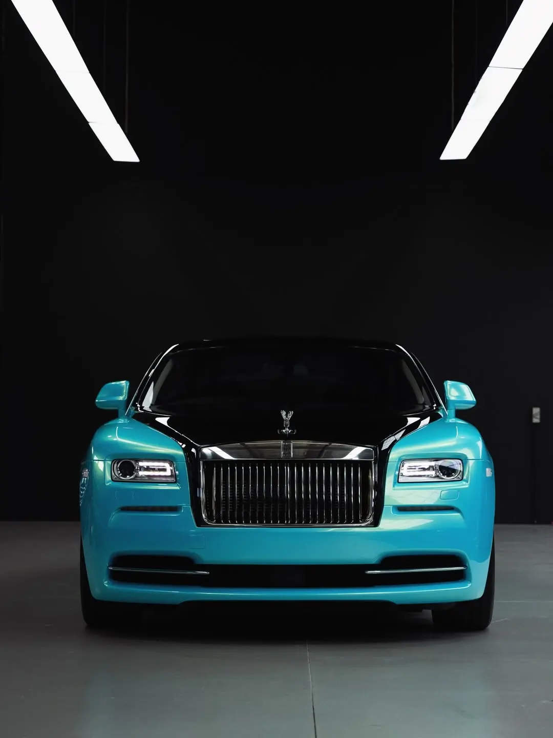 Rolls-Royce Wraith, the front of the car in the showroom.