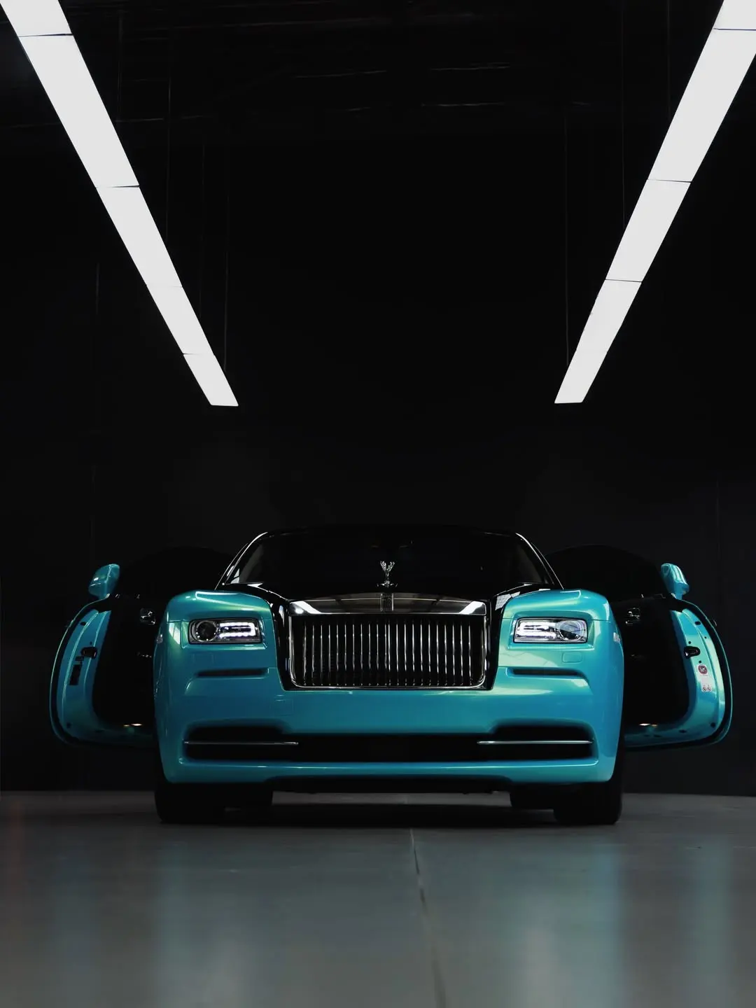 Rolls-Royce Wraith, the front of the car from a distance.