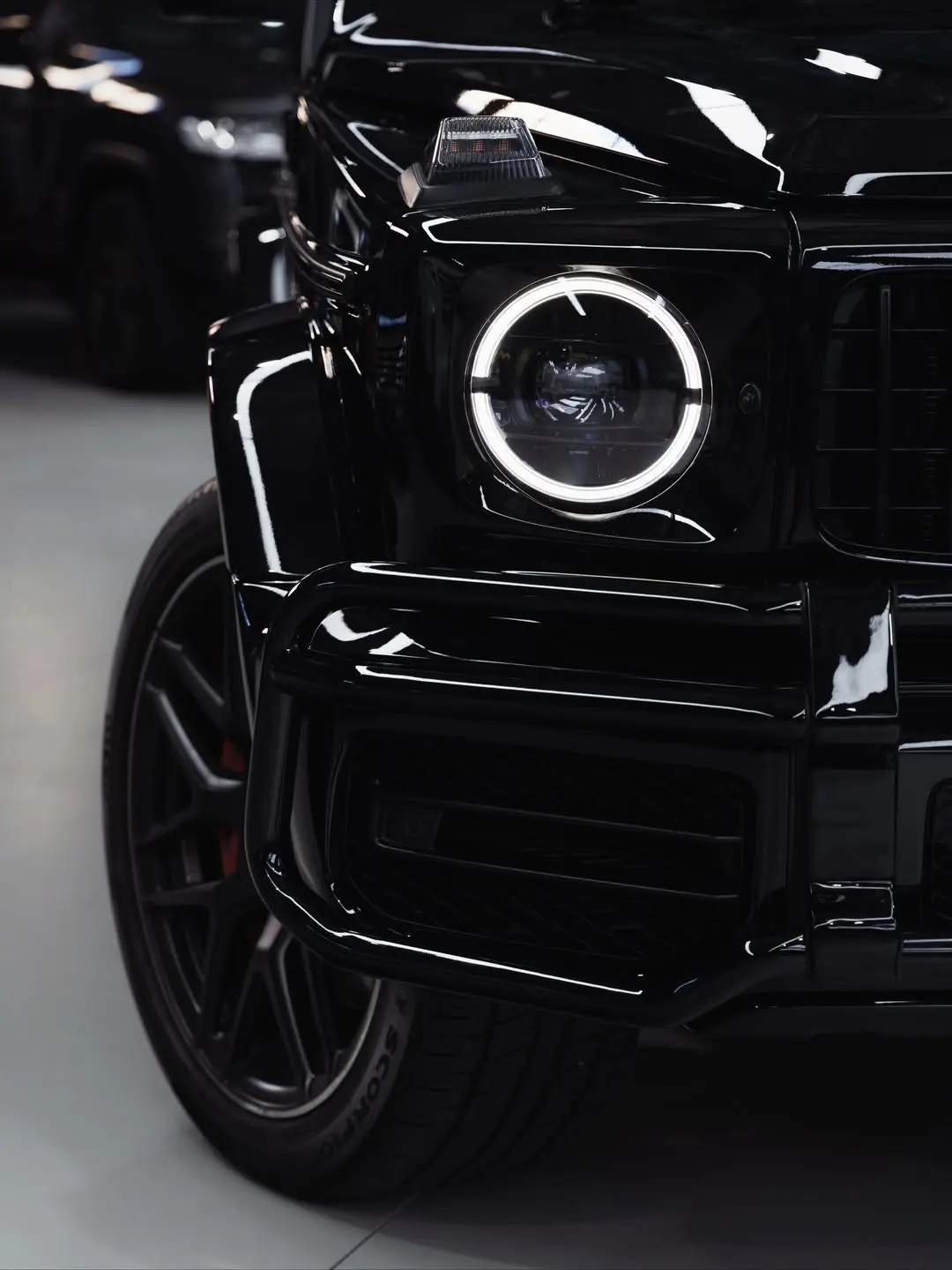 Mercedes-AMG G63, the headlight and front wheel.