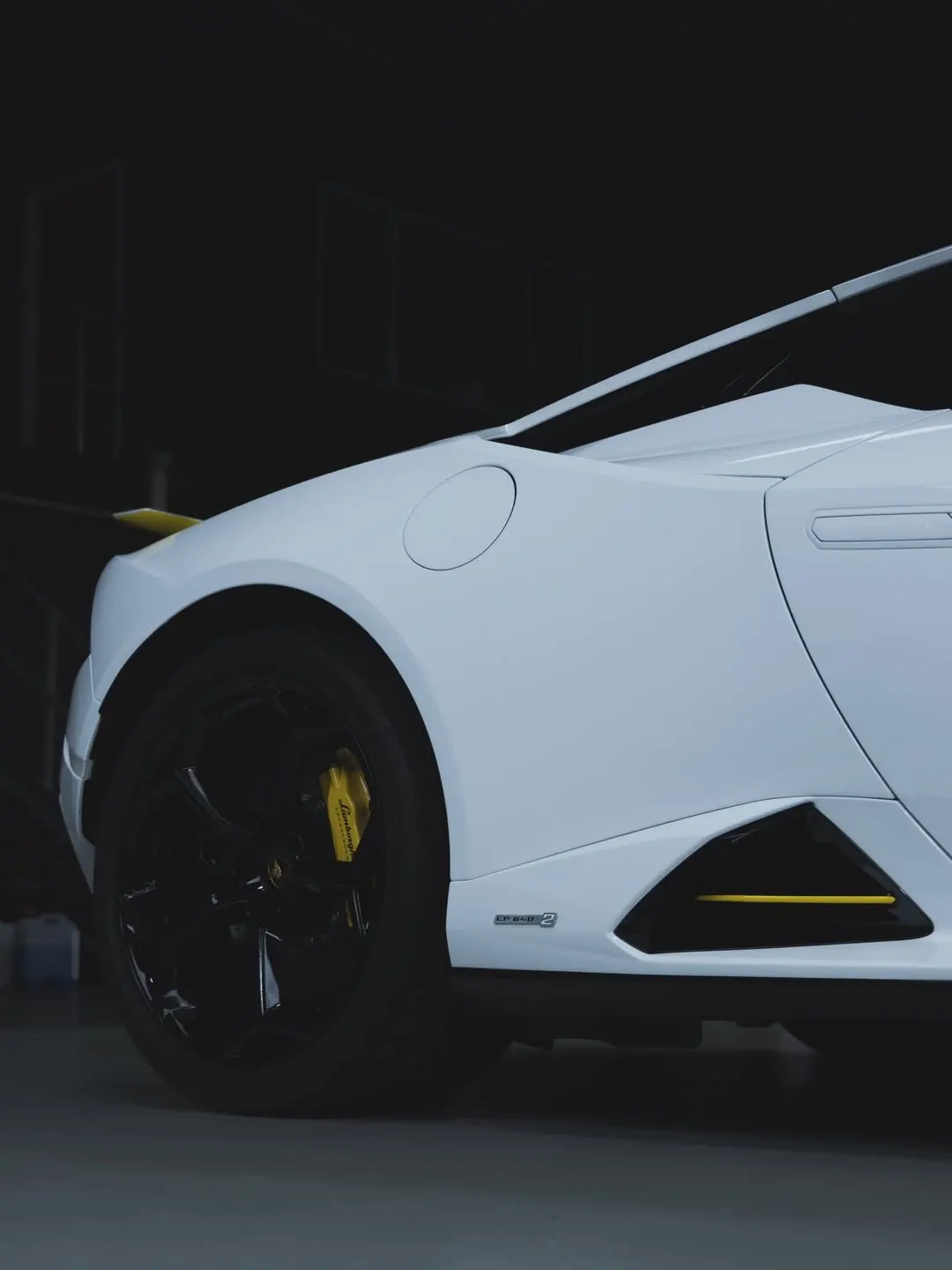 Lamborghini Huracán Tecnica, the front wheel and side skirt.