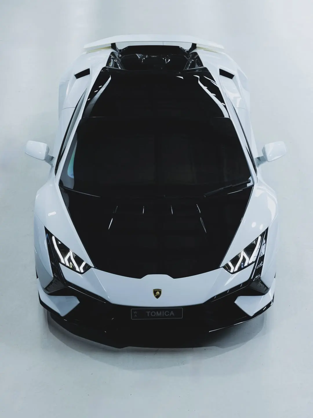 Lamborghini Huracán Tecnica, the front of the car from above.